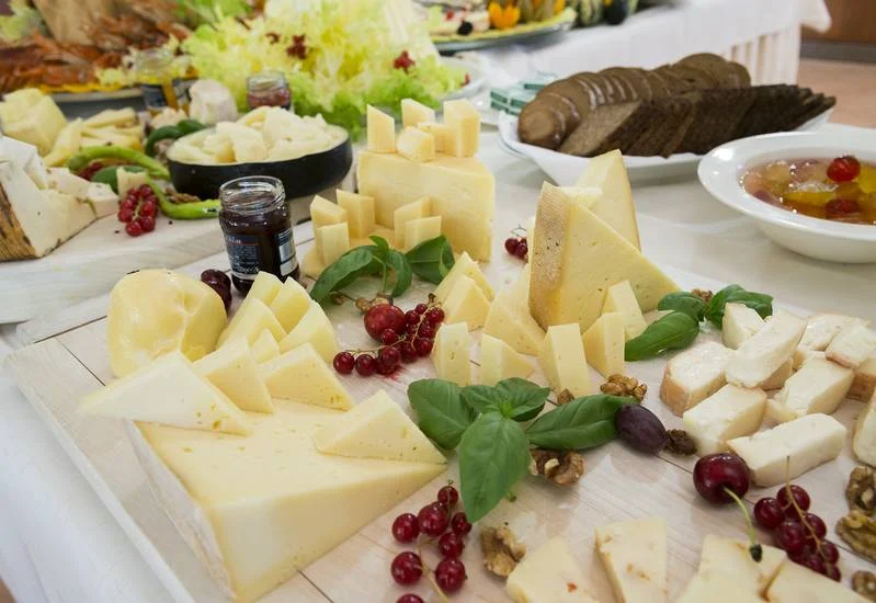 Foto di un tagliere di formaggi