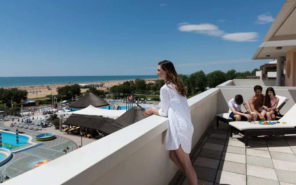 Famiglia in terrazza della camera