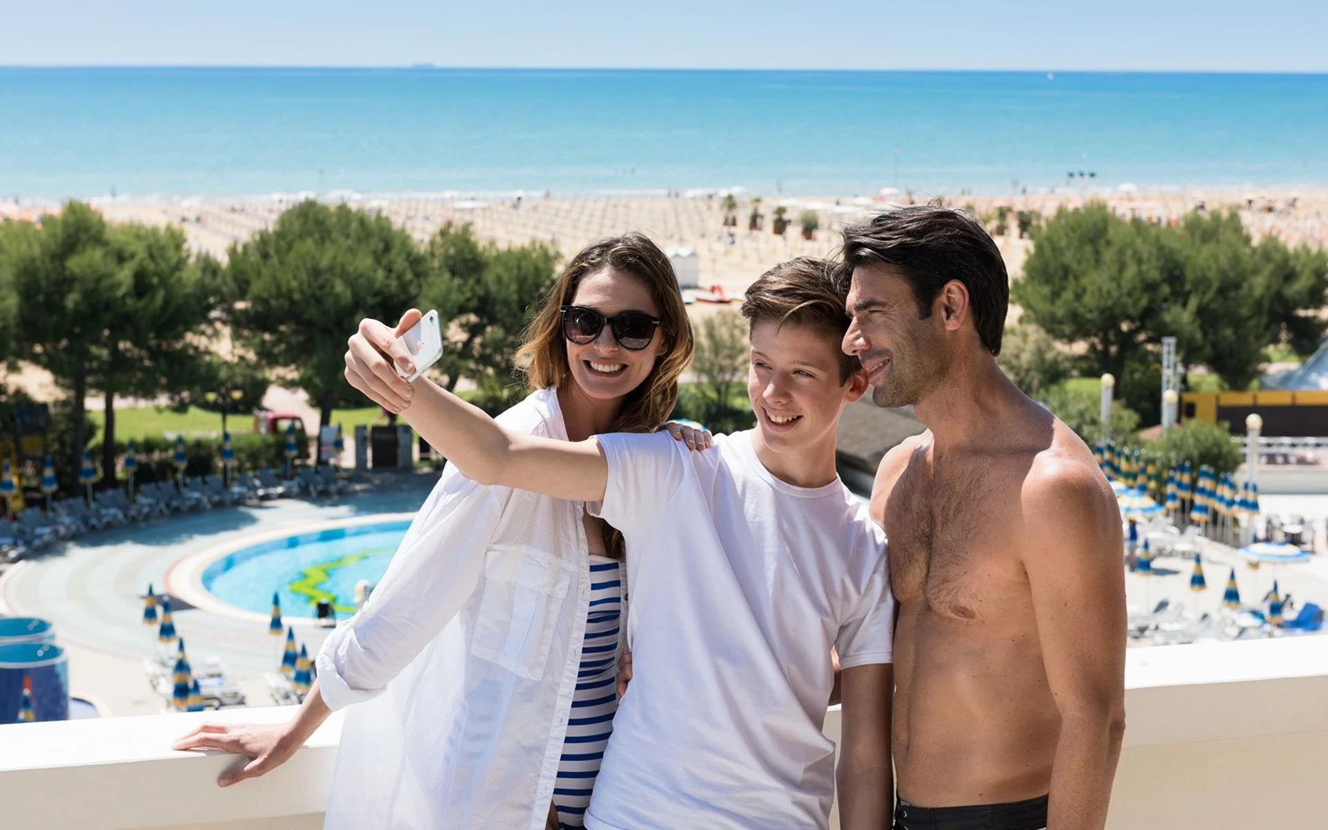 Famiglia felice che si fa un selfie dalla terrazza